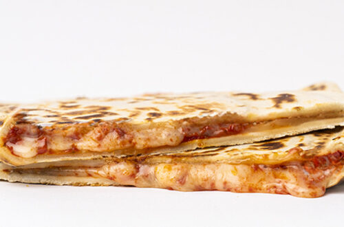 Cassone mozzarella e pomodoro l’alternativa alla classica pizza per la pausa pranzo